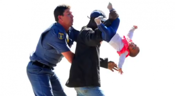 Баща хвърли дъщеря си от покрива в знак на протест (видео)