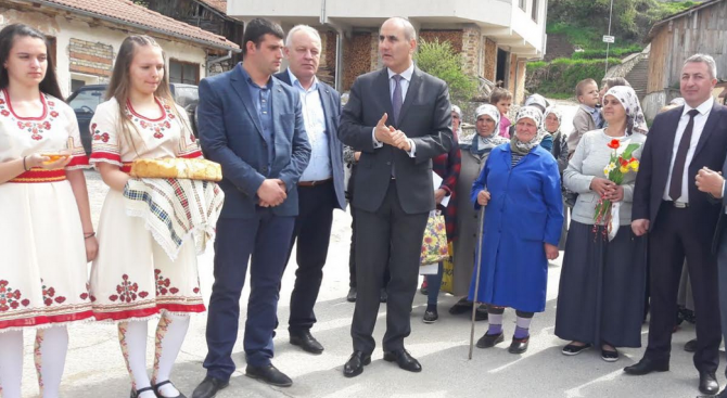 Цветанов се срещна с жителите на село Гьоврен (снимки)