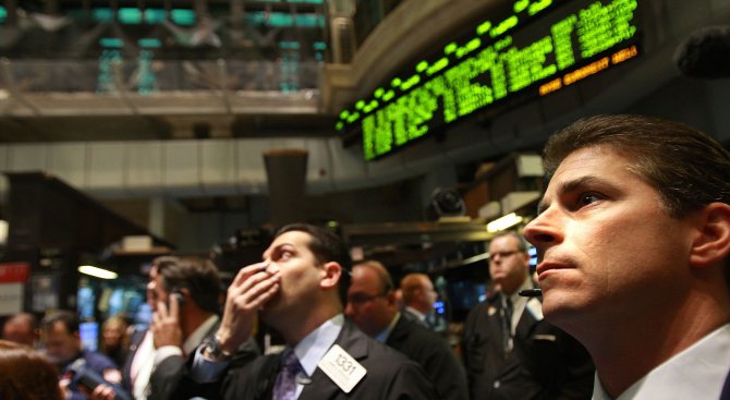 Понижение на фондовите индекси на Уолстрийт след спад на акциите на &quot;Филип Морис&quot;