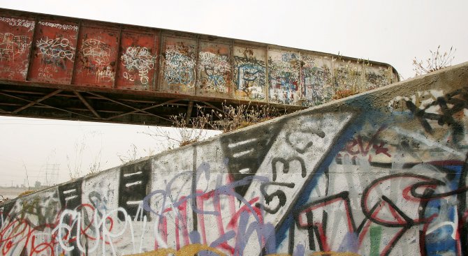 Чистят графити от обществени сгради в София