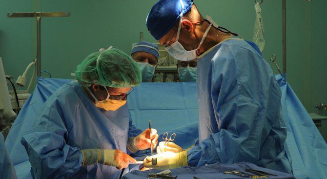Хирурзи извършиха първото успешно присаждане на пенис и скротум
