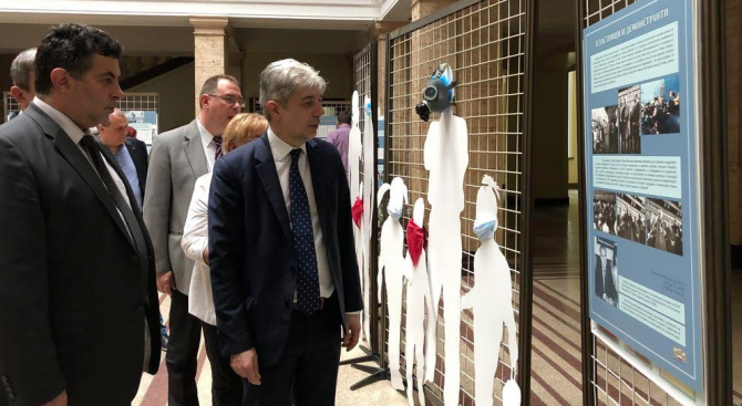 Министър Димов откри в Русе изложба за първите екопротести у нас