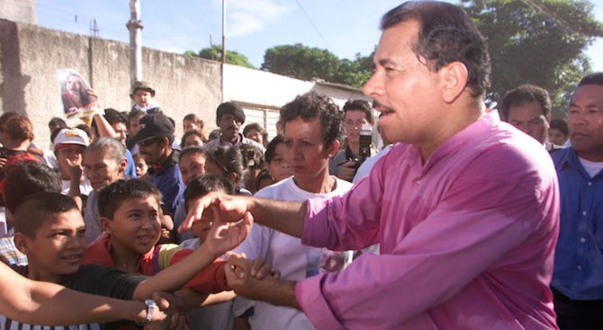 Никарагуанският президент Даниел Ортега спря указа, запалил страната