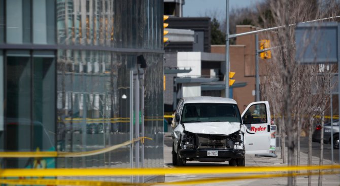 Полицията в Торонто повиши броя на ранените при нападението с микробус на 16