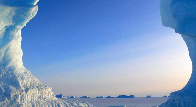 Учени откриха микропластмаса в ледената покривка в Арктика