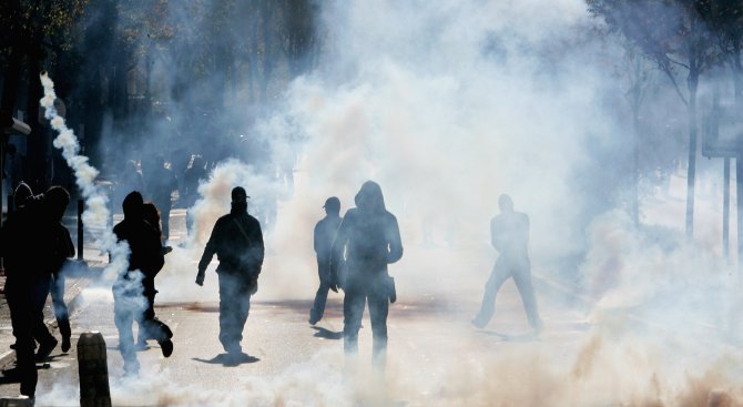 Безредици избухнаха по време на първомайската демонстрация в Париж (видео)