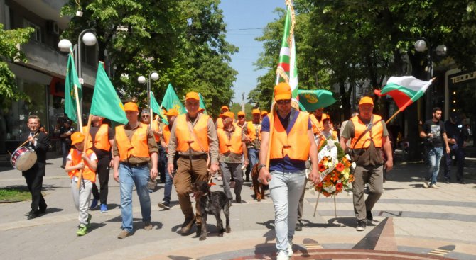 Бургаски ловци възродиха шествието за Гергьовден (снимки)