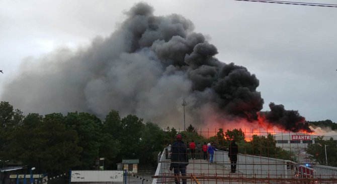 Голям пожар гори в склад на магазин в София (обновена+снимки+видео)