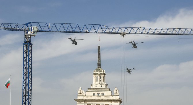 Изтребители и хеликоптери на ВВС репетират за военния парад над София (галерия)