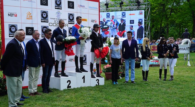 Фандъкова връчи трофея на победителя в първия в България градски турнир по конен спорт (снимки)