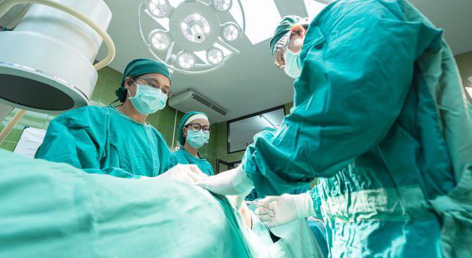 Лекари отстраниха част от 45-килограмов тумор във Виетнам