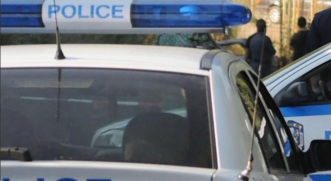 Пиян мъж повреди звуково-светлинната уредба на полицейски автомобил