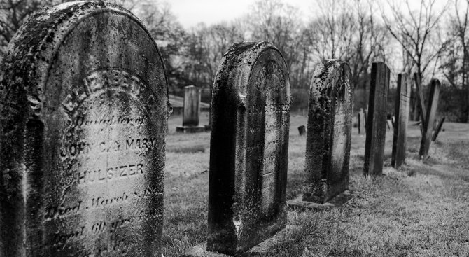 Вандали потрошиха плочи във видинските гробища