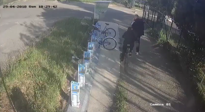 Задържаха мъжа, който стреля по велосипеден киоск в Бургас (видео)