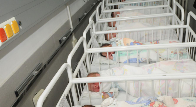64 на сто от новородените в Дибричка област са извънбрачни