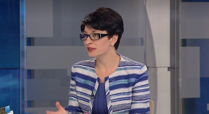 Десислава Атанасова: БСП са креслива, но не и алтернативна опозиция