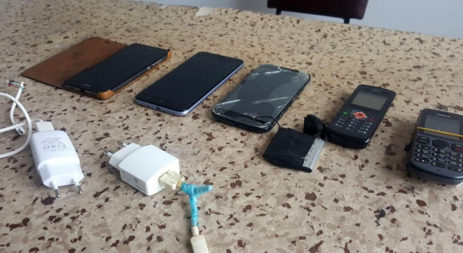 Мобилни телефони и други неразрешени вещи откриха проверяващи в Пазарджишкия затвор