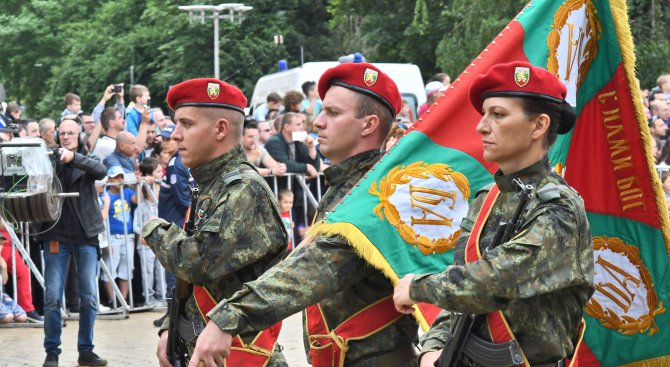 Наши военни участват във военен парад в Румъния