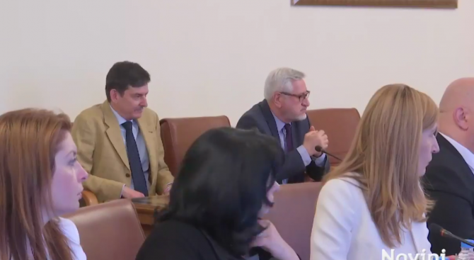 Представиха пред МС Комисията за преговори с Македония (видео)