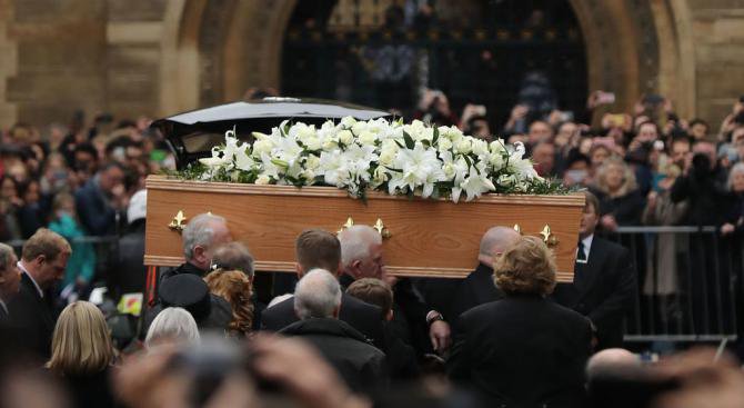 Семейството на Стивън Хокинг организира томбола за поклонението пред гроба му