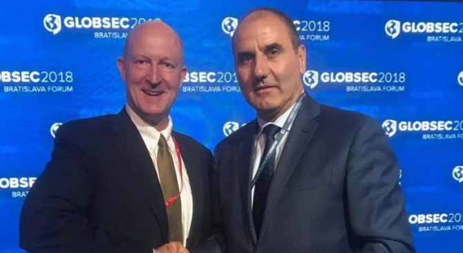 Цветан Цветанов запозна с Иън Бзежинск с успеха на Срещата на върха в София