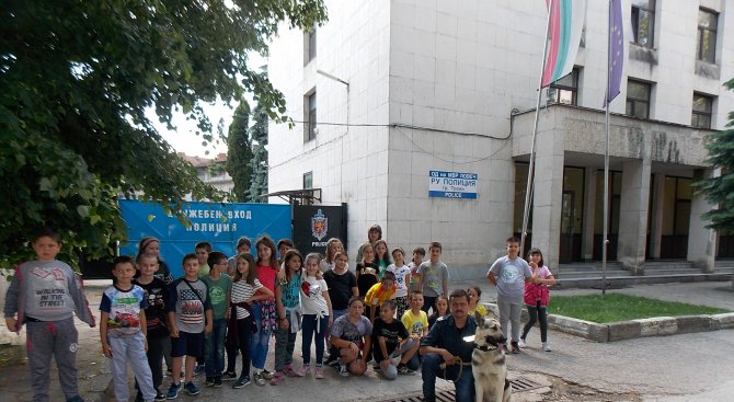 Малчугани се запознаха с полицейската професия