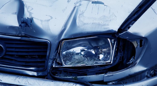 Катастрофа край Сандански, 19-годишен отне предимството на кола и пострада
