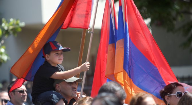 Протестиращи нахлуха в кметството на Ереван