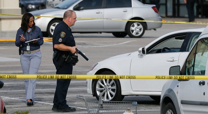 Стрелецът от Тексас се държал едновременно емоционално и безразлично в ареста (видео)