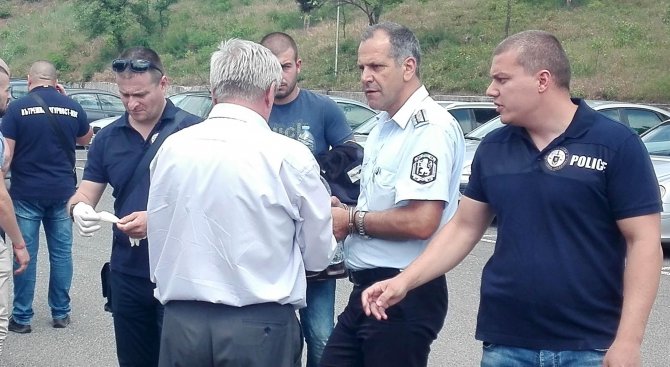 Арестуваха началника на КАТ-Благоевград (снимки)
