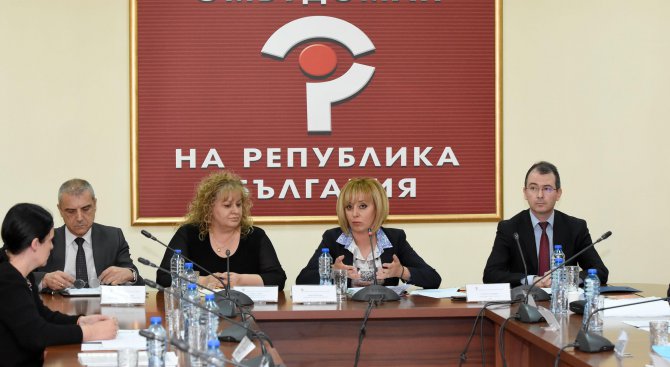 Мая Манолова събра на среща институциите и нашенци, осъдени за трафик на хора в Гърция (снимки)