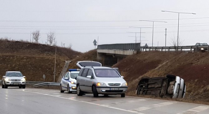 Непълнолетни откраднаха кола и я вкараха в канавката