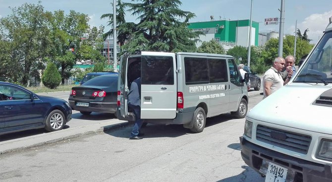 Полицаи и прокурори нахлуха в КАТ-Благоевград (обновена+снимки)