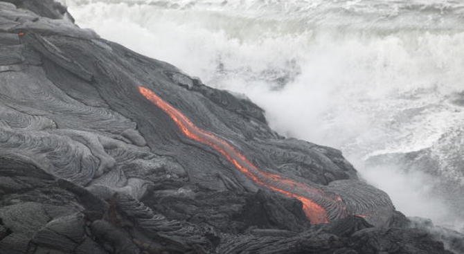 Потокът с лава от вулкана Килауеа достигна Тихия океан