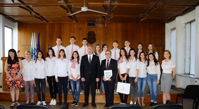 Възпитаници на езиковата гимназия във Видин представят България на младежко събитие в Европейския парламент
