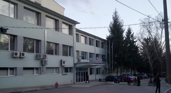 В критично състояние е жената, пострадала при катастрофата с училищен автобус