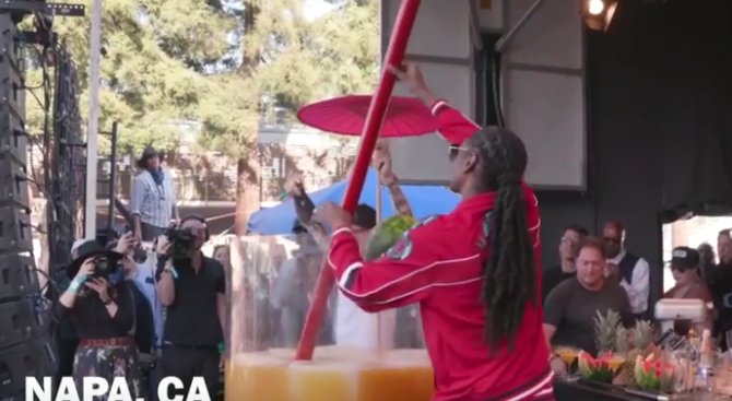 Снуп Дог забърка 500-литров коктейл с джин (видео)