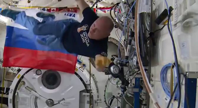 Руски космонавти играха футбол на Международната космическа станция (видео)