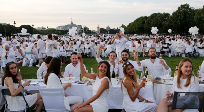 Хиляди хора отидоха на 30-ата "Вечеря в бяло" на площад "Инвалидите" в Париж