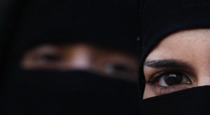 В Суадитска Арабия издадоха първите шофьорски книжки на жени 