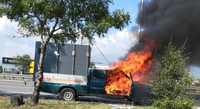 Пикап избухна в пламъци на Цариградско шосе (снимки)