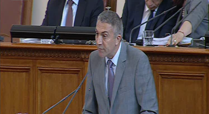 Скандал в парламента, ДПС скандира "оставка" (видео)