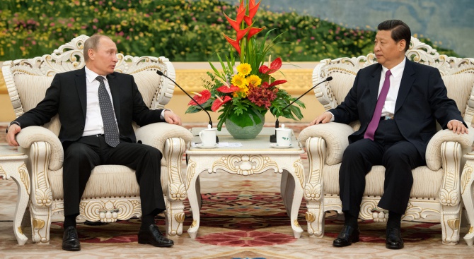 Путин: Пийнах с китайския си колега водка. Мезнахме със салам