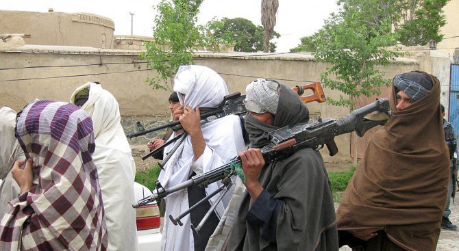 Талибаните убиха 36 полицаи и военни в Афганистан при две отделни нападения