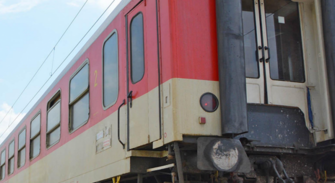 Вандали атакуваха влак с камъни, мъж пострада