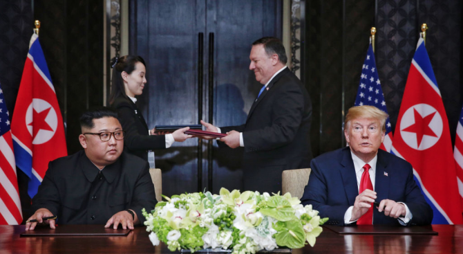 Езикът на тялото издаде безпокойството на Доналд Тръмп и Ким Чен-ун (снимки)