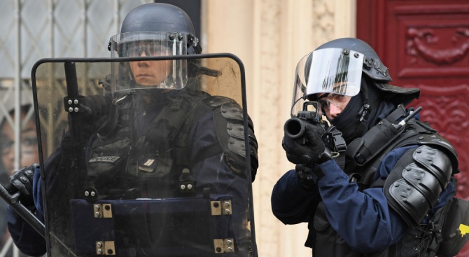 Психар е виновен за вчерашната заложническа драма в Париж