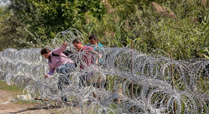 ООН: Затварянето на границите не спира каналджиите