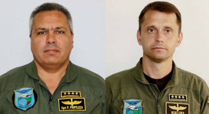 Погребват един до друг загиналите пилоти от Авиобаза Крумово