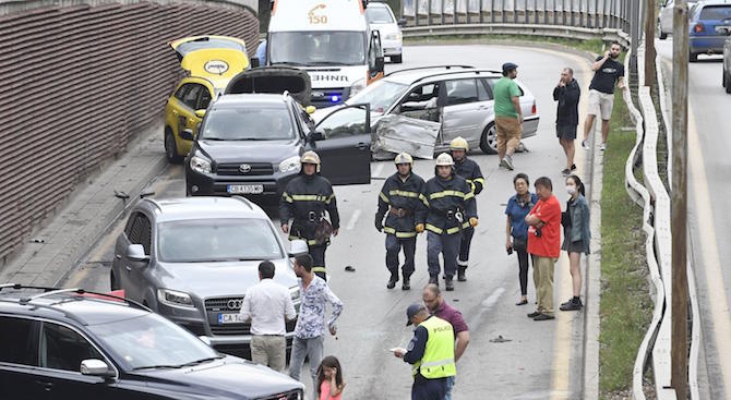 Семейство пострада при верижна катастрофа между девет коли в София (снимки+видео)